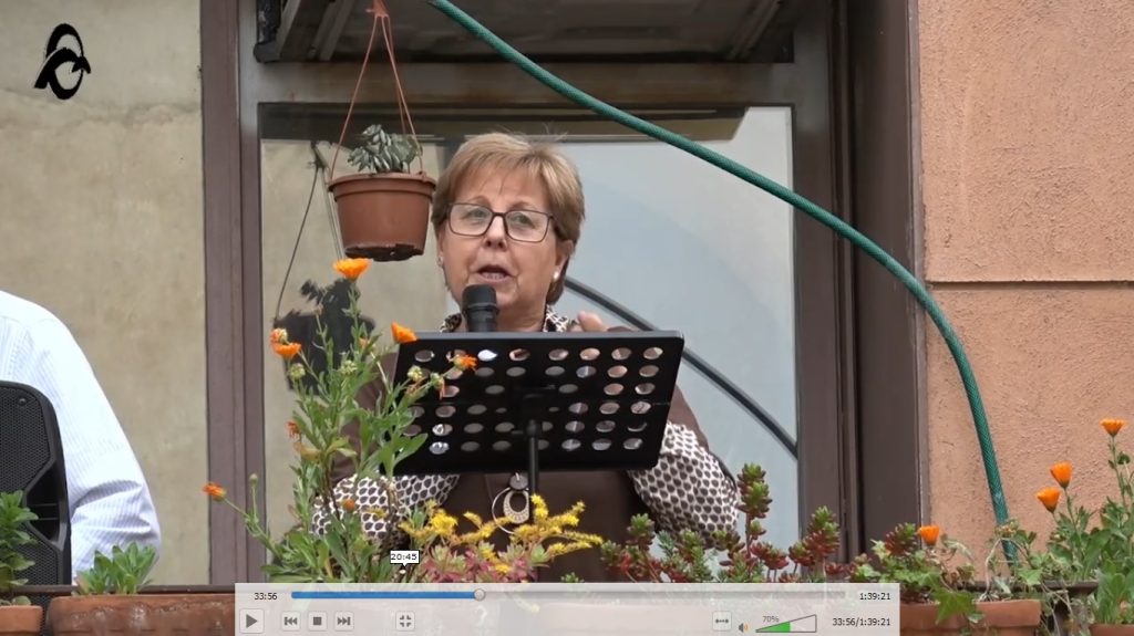 Neus Arnau recitant una de les poesies en el segon recital de poesies "De vers en vers"